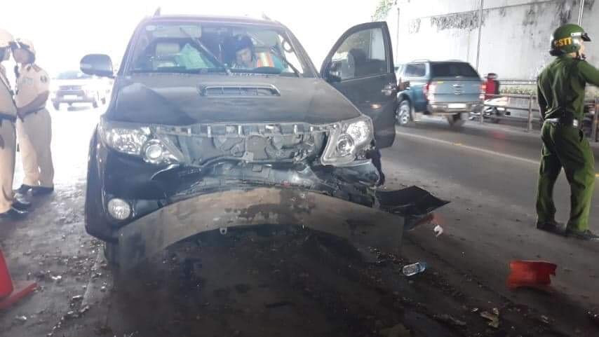 Ô tô 7 chỗ chở đầy thuốc lá gây tai nạn trong hầm Thủ Thiêm ảnh 1