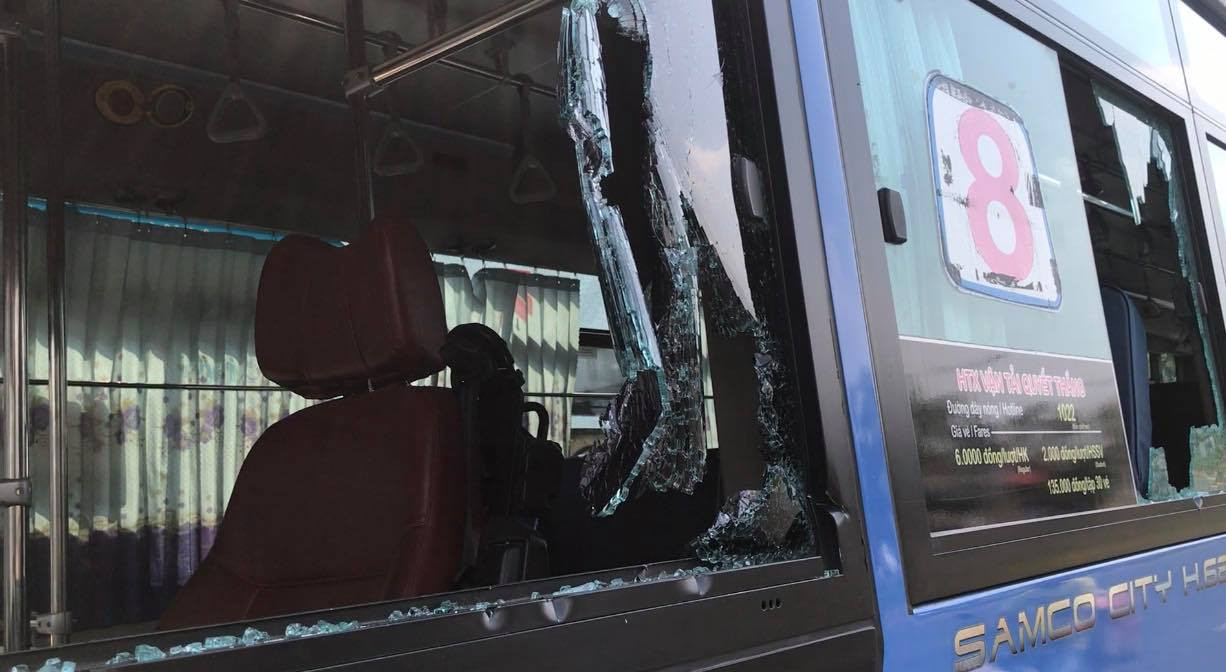Côn đồ cầm hung khí đập nát xe buýt, nhiều hành khách hoảng loạn tháo chạy ảnh 3