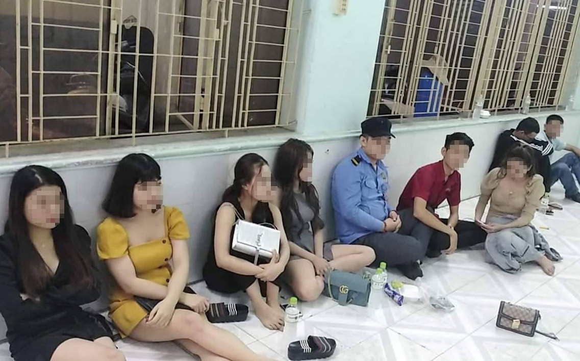 Công an ‘đột kích’ điểm bay lắc trong quán karaoke Dubai ảnh 2