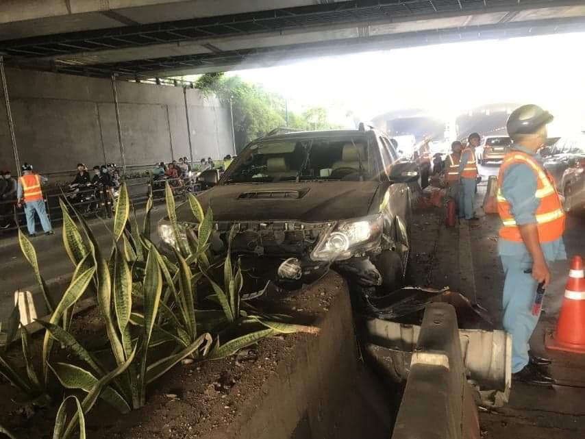 Ô tô tự gây tai nạn trong hầm Thủ Thiêm chở gần 16.000 bao thuốc lá ảnh 1