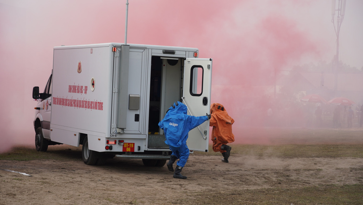 Binh sĩ và người dân Việt Nam và Campuchia diễn tập cứu nạn tại biên giới ảnh 4