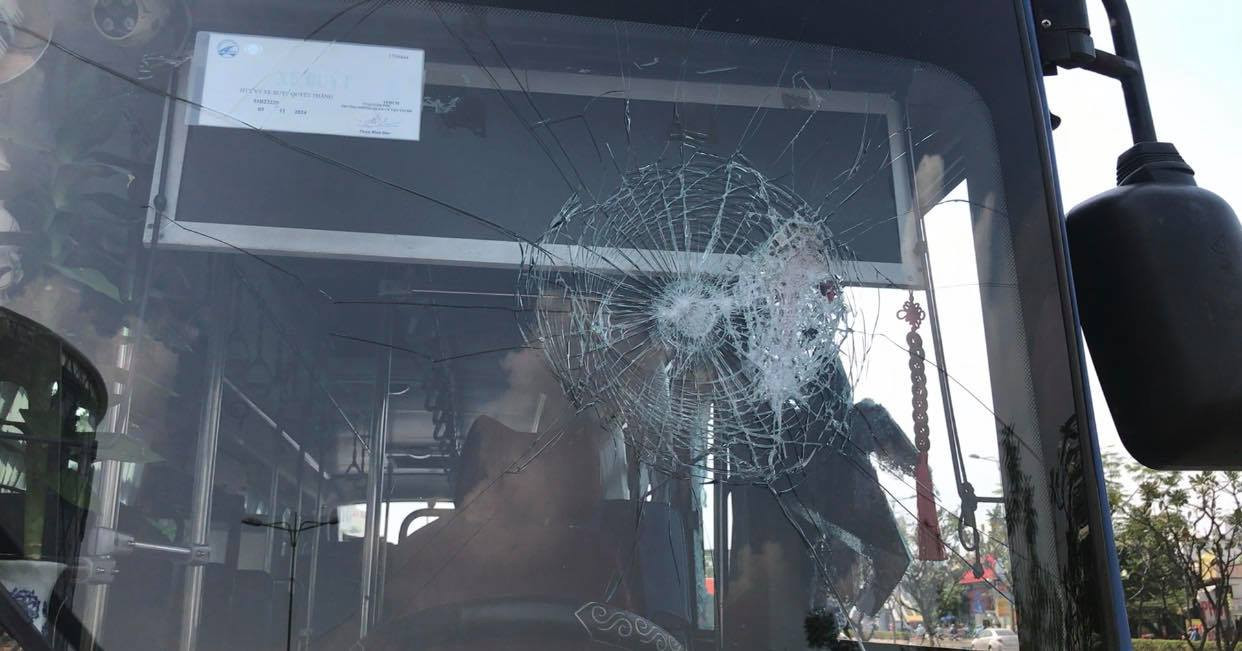 Côn đồ cầm hung khí đập nát xe buýt, nhiều hành khách hoảng loạn tháo chạy ảnh 2