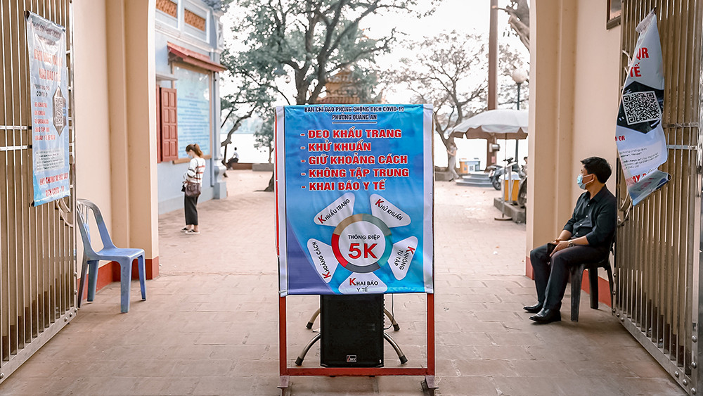 Đền Ngọc Sơn, phủ Tây Hồ mở cửa đón khách sau chuỗi ngày nghỉ dịch ảnh 1