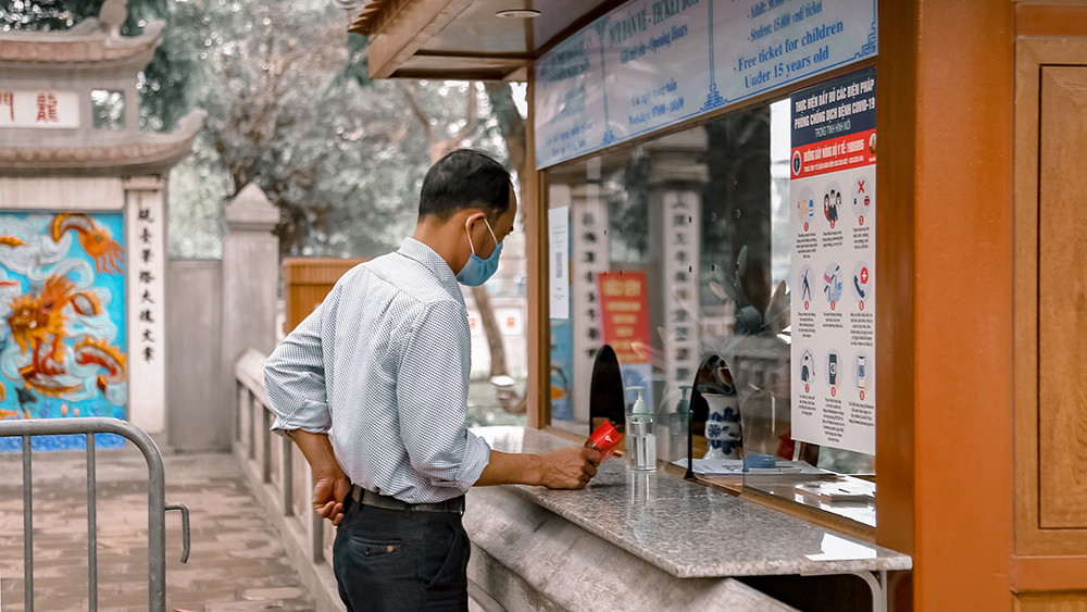 Đền Ngọc Sơn, phủ Tây Hồ mở cửa đón khách sau chuỗi ngày nghỉ dịch ảnh 3