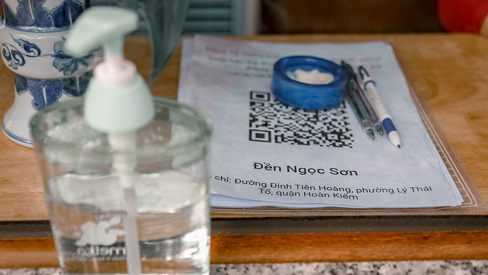 Đền Ngọc Sơn, phủ Tây Hồ mở cửa đón khách sau chuỗi ngày nghỉ dịch ảnh 2