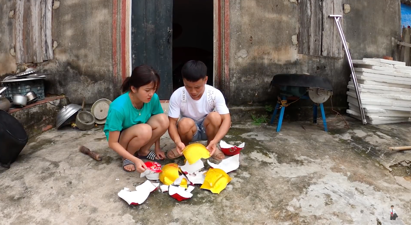 Con trai Bà Tân Vlog lại tiếp tục bị dân mạng chỉ trích vì làm clip “lấy cắp tiền heo đất“ ảnh 7