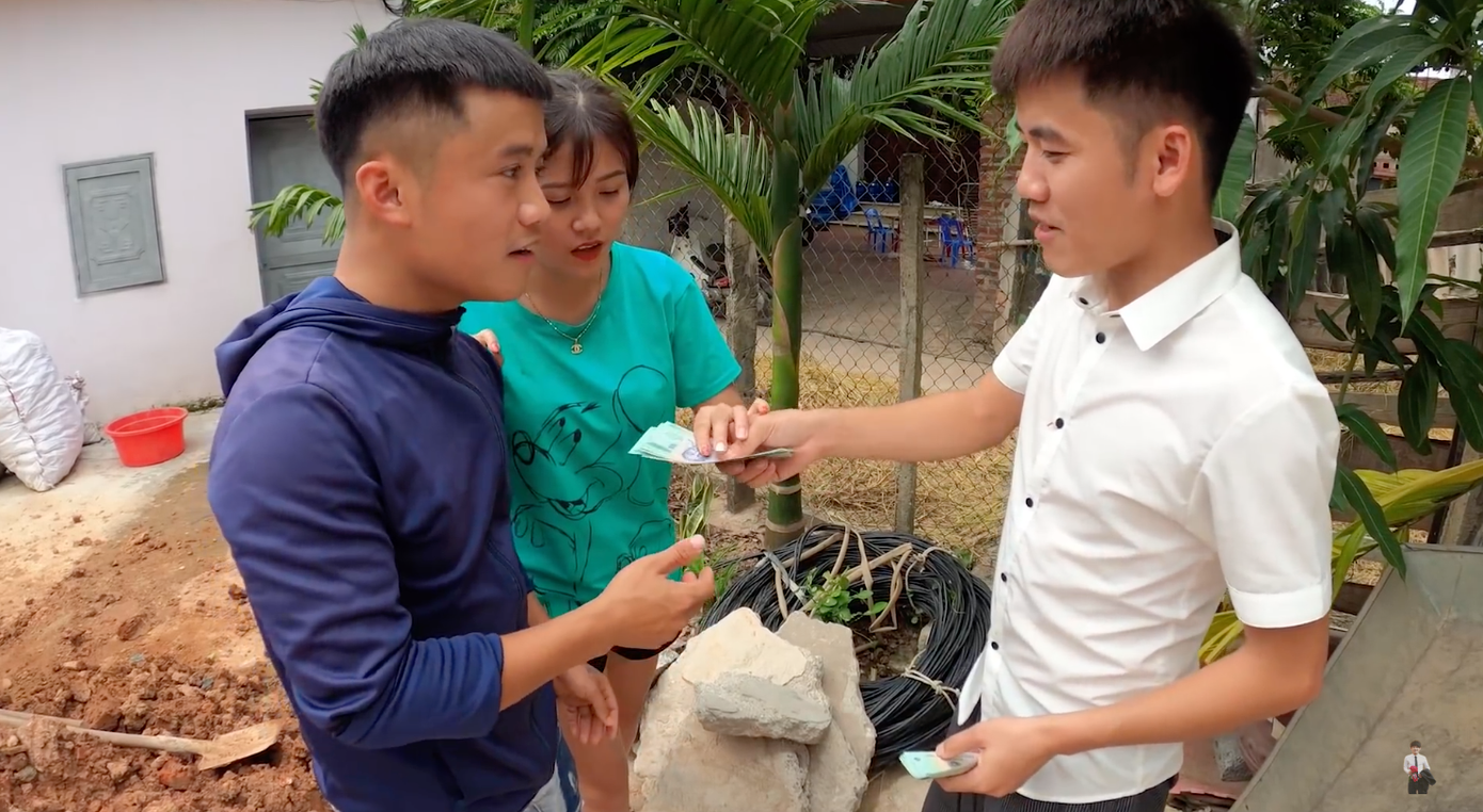 Con trai Bà Tân Vlog lại tiếp tục bị dân mạng chỉ trích vì làm clip “lấy cắp tiền heo đất“ ảnh 5