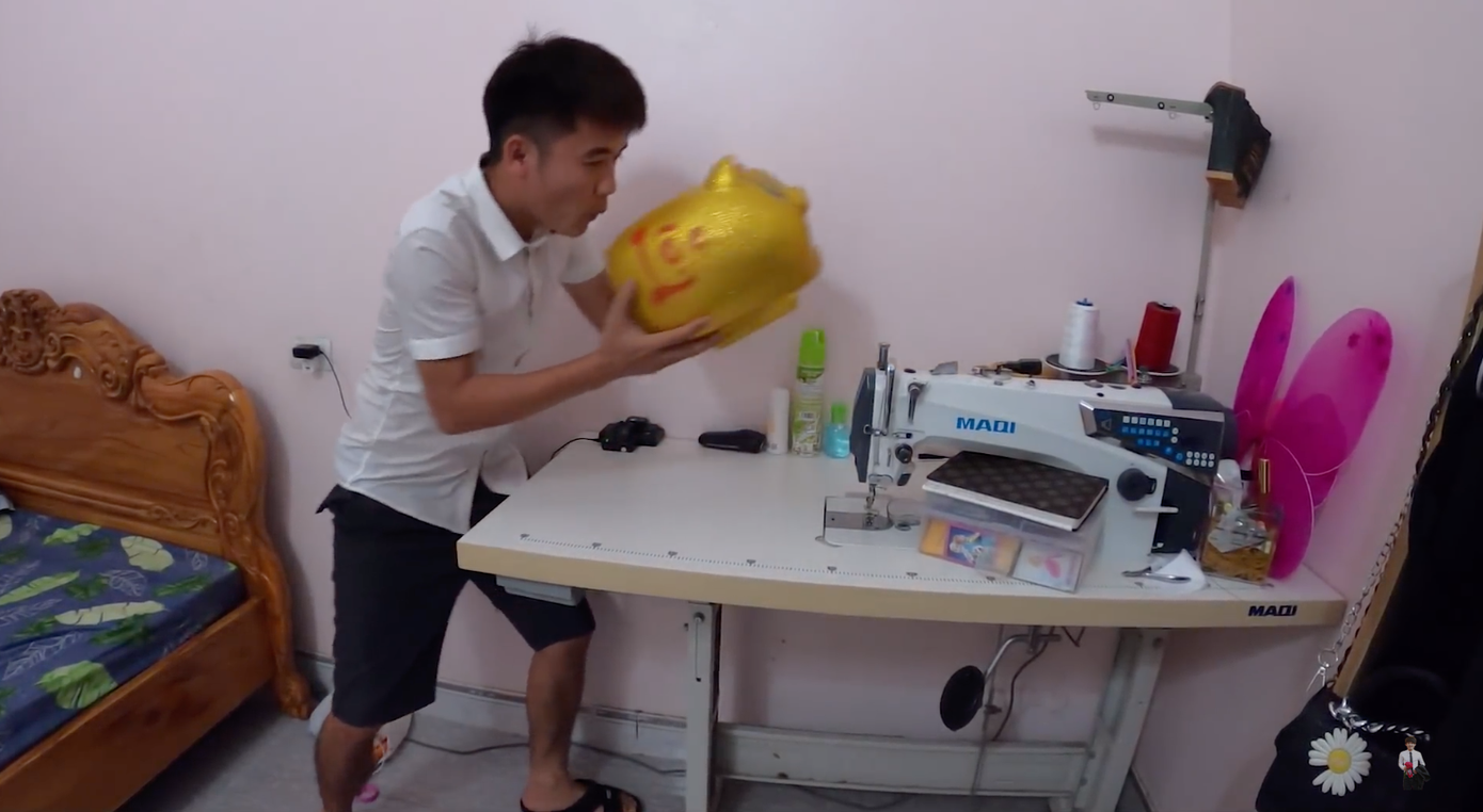Con trai Bà Tân Vlog lại tiếp tục bị dân mạng chỉ trích vì làm clip “lấy cắp tiền heo đất“ ảnh 1