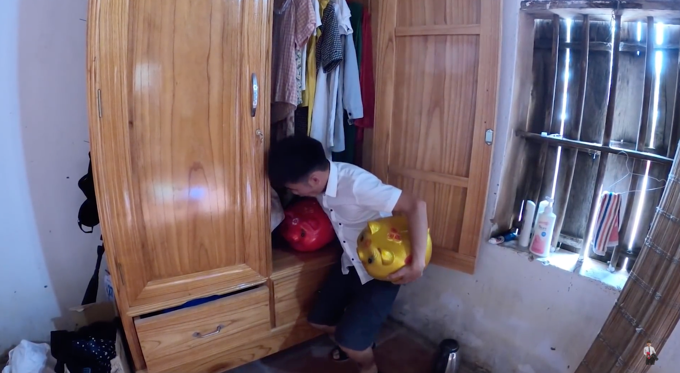 Con trai Bà Tân Vlog lại tiếp tục bị dân mạng chỉ trích vì làm clip “lấy cắp tiền heo đất“ ảnh 2