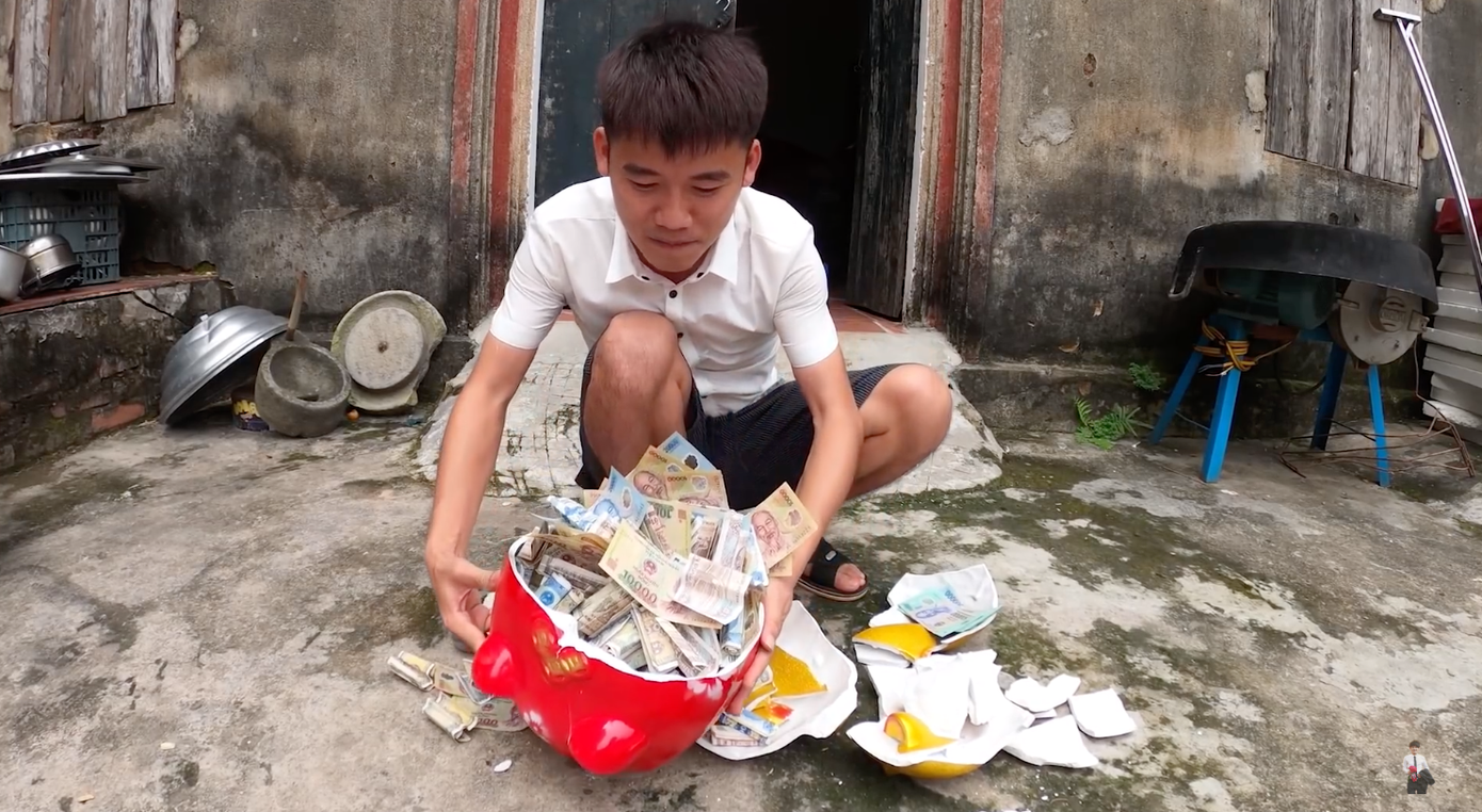 Con trai Bà Tân Vlog lại tiếp tục bị dân mạng chỉ trích vì làm clip “lấy cắp tiền heo đất“ ảnh 4