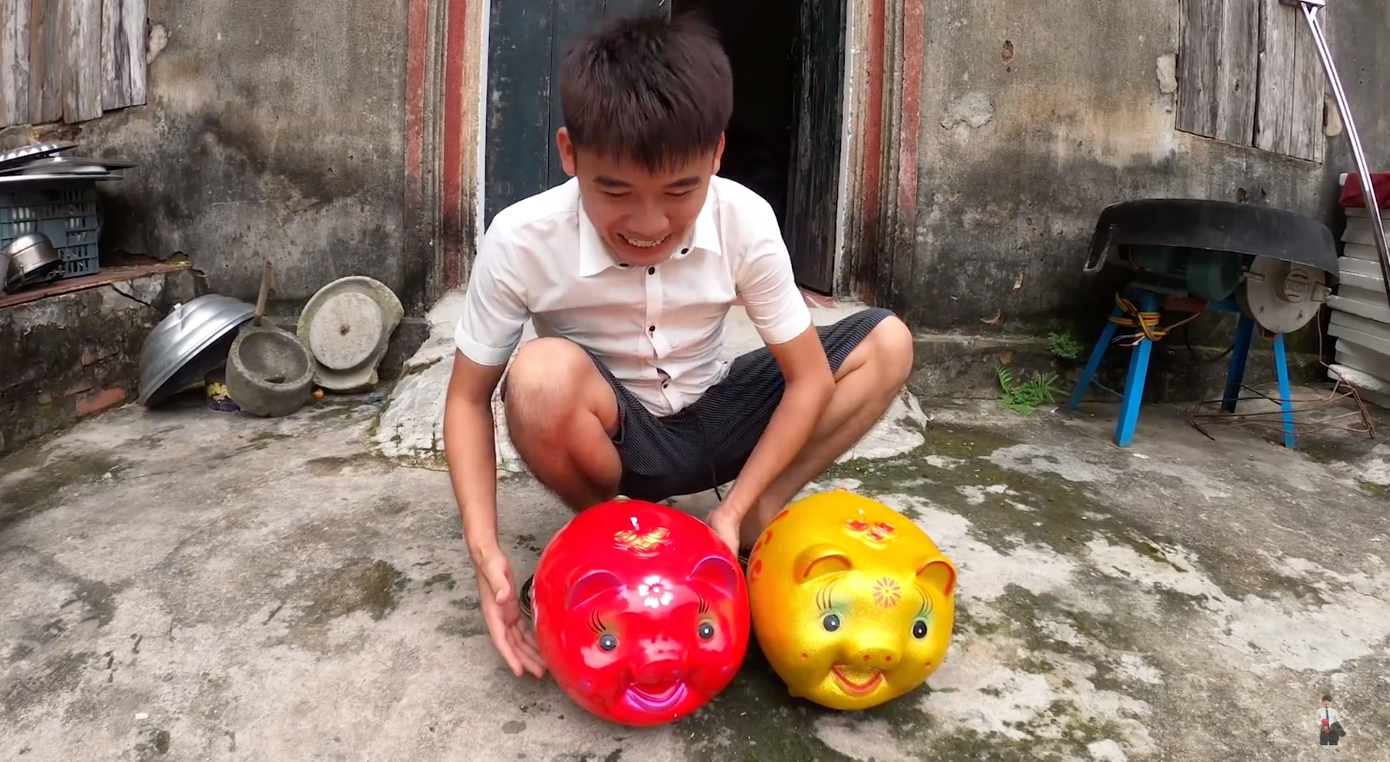 Con trai Bà Tân Vlog lại tiếp tục bị dân mạng chỉ trích vì làm clip “lấy cắp tiền heo đất“ ảnh 3