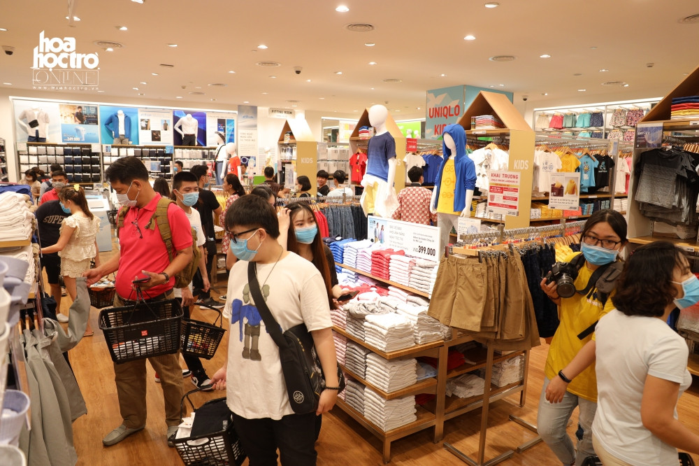 Khám phá cửa hàng rộng 2000 mét vuông tại tòa nhà cao nhất Việt Nam của UNIQLO ảnh 5