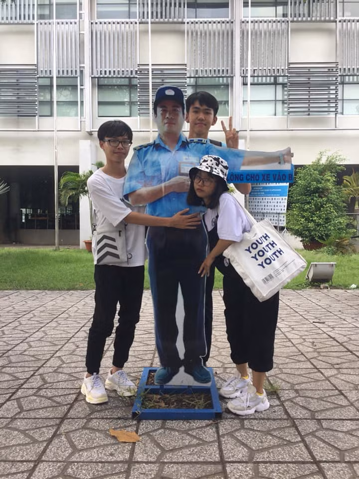 Bác bảo vệ siêu có tâm: Dựng standee chân dung của mình để chỉ dẫn sinh viên hướng để xe ảnh 2