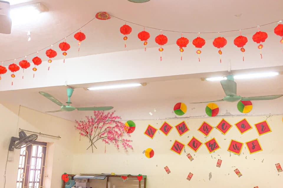 Teen Ninh Bình trang hoàng lớp học đón Tết: Lì xì, câu đối đỏ, bánh chưng xanh đều có đủ! ảnh 7