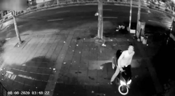 Bị mất camera, gia chủ không ngờ lại chứng kiến hết cuộc sống hằng ngày của tên trộm ảnh 1