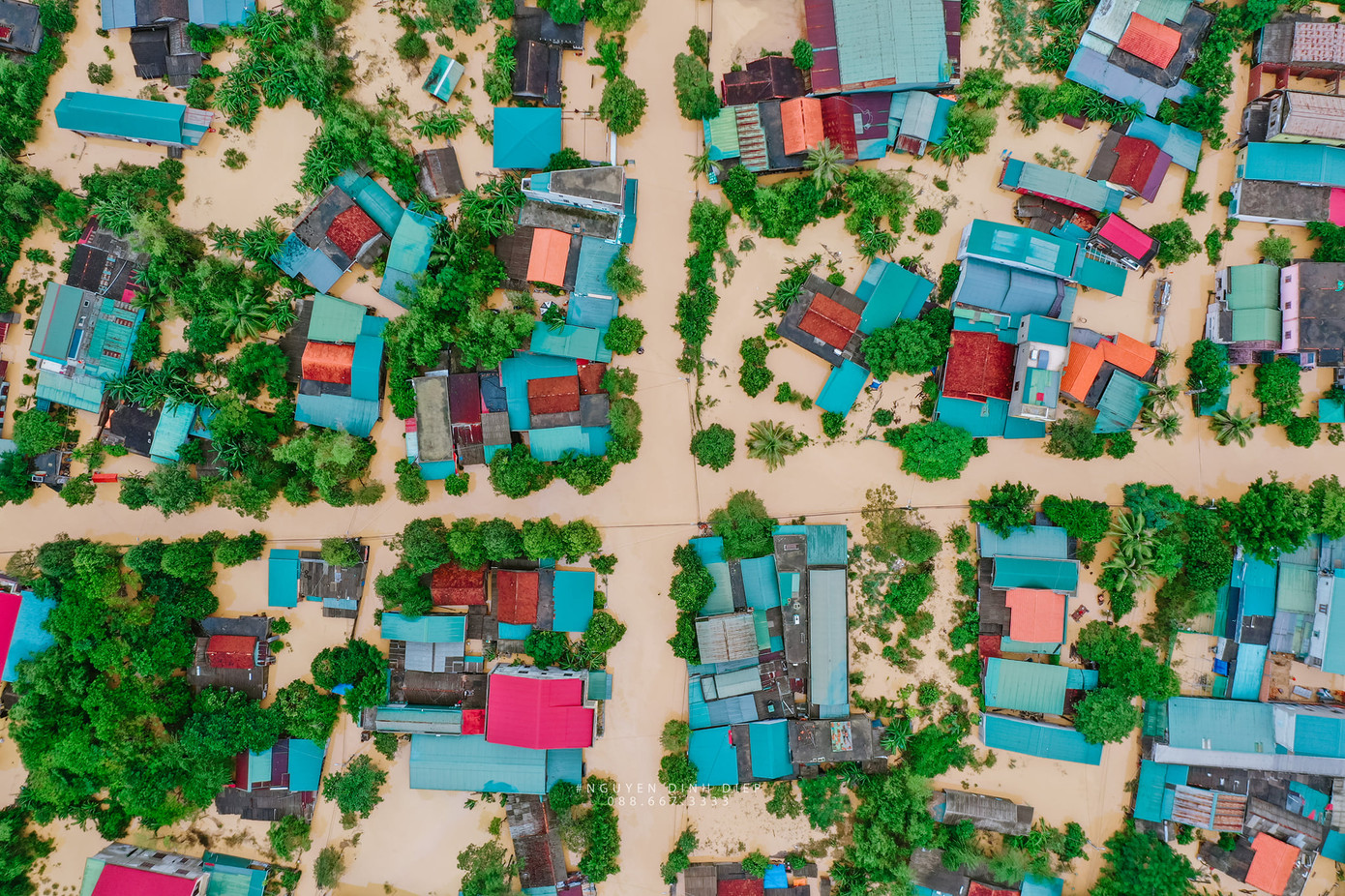 Chùm ảnh Quảng Trị ngập trong “biển” lũ chụp từ flycam: Thương lắm, miền Trung ơi! ảnh 13