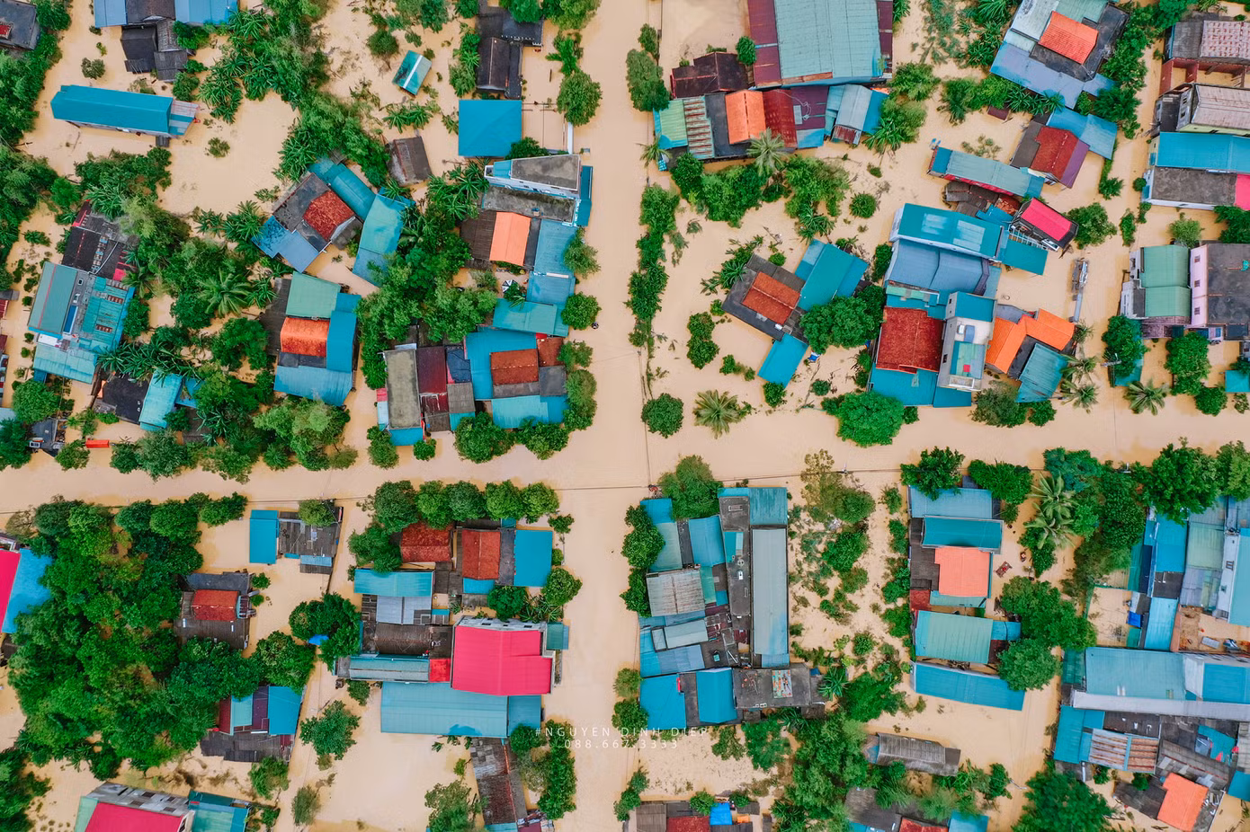 Chùm ảnh Quảng Trị ngập trong “biển” lũ chụp từ flycam: Thương lắm, miền Trung ơi! ảnh 13