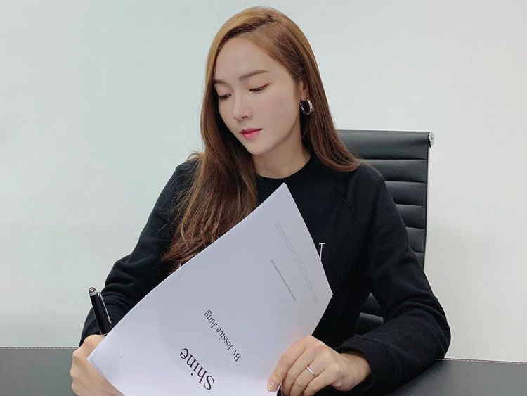 Cuốn sách đầu tay của cựu thành viên SNSD: Bạn sẽ từ bỏ những gì để có cơ hội TỎA SÁNG? ảnh 2