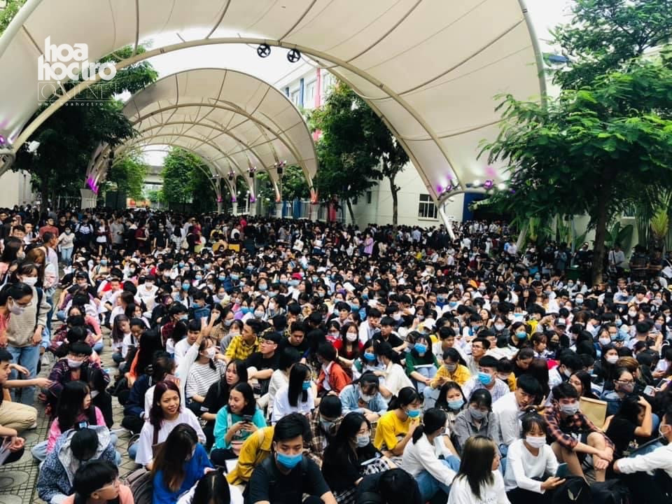 ĐH Thăng Long xét tuyển bổ sung sai quy định, phụ huynh, thí sinh thức xuyên đêm nộp hồ sơ ảnh 2