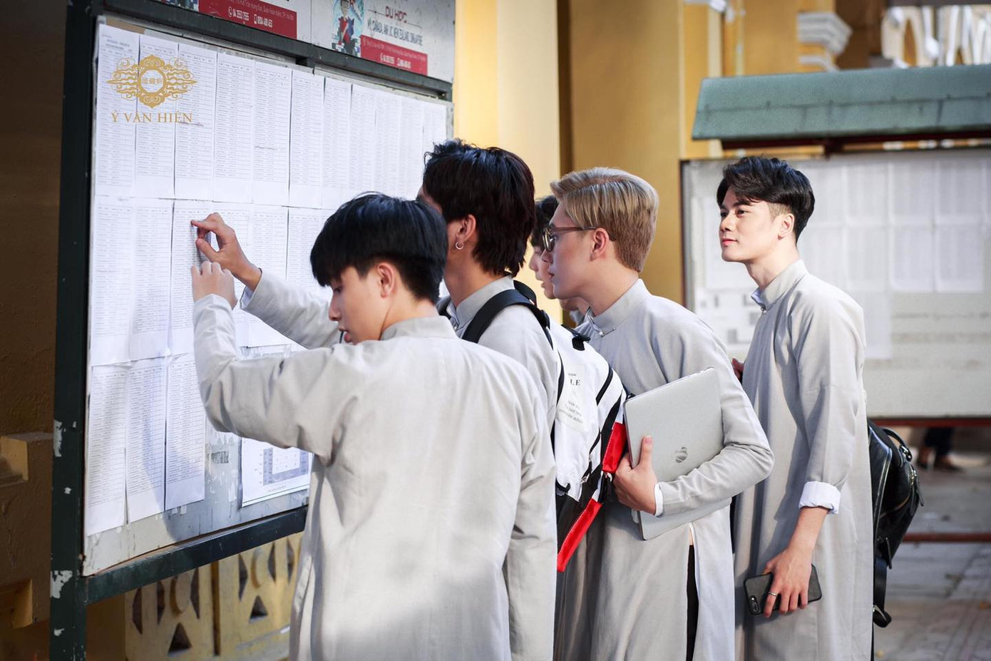 Ai bảo con trai mặc áo dài là không đẹp thì xem ngay bộ ảnh này, chắc chắn sẽ nghĩ khác! ảnh 3