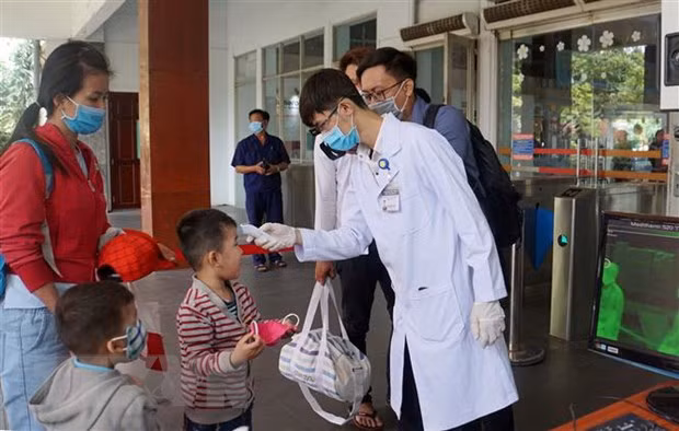 Bản tin COVID-19: Thêm 2 bệnh nhân lây nhiễm cộng đồng, hàng ngàn học sinh phải nghỉ học ảnh 2