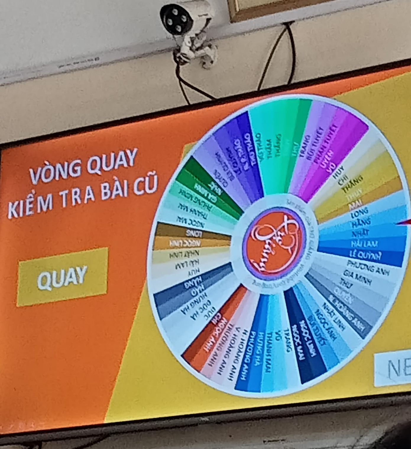 "Vòng quay định mệnh" khiến học sinh "rớt tim". (Ảnh: Như Quỳnh) Teen chào thua trước “vòng quay kiểm tra bài cũ“: Khi “trình độ” không bằng “trời độ“ ảnh 1