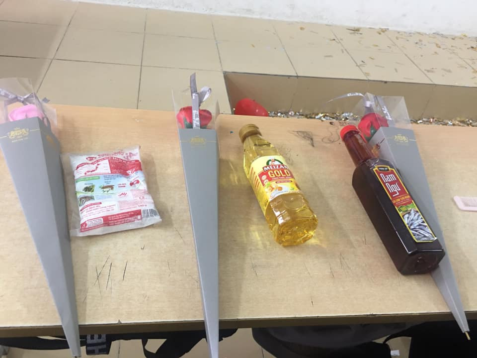 Quà này thì ai cũng dùng được nè... (Ảnh: Mai Anh) Những món quà của “hội nam sinh lớp người ta“: Từ chất phát ngất tới siêu lầy lội! ảnh 10