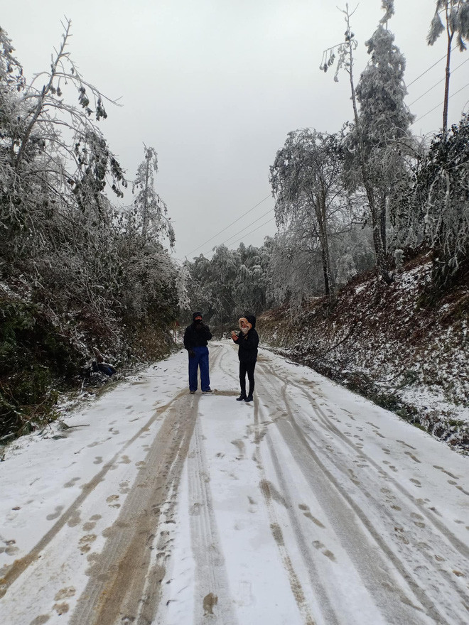 Giới trẻ đua nhau check-in tuyết rơi lãng mạn ở Sa Pa: Đừng quên lưu ý quan trọng này! ảnh 9
