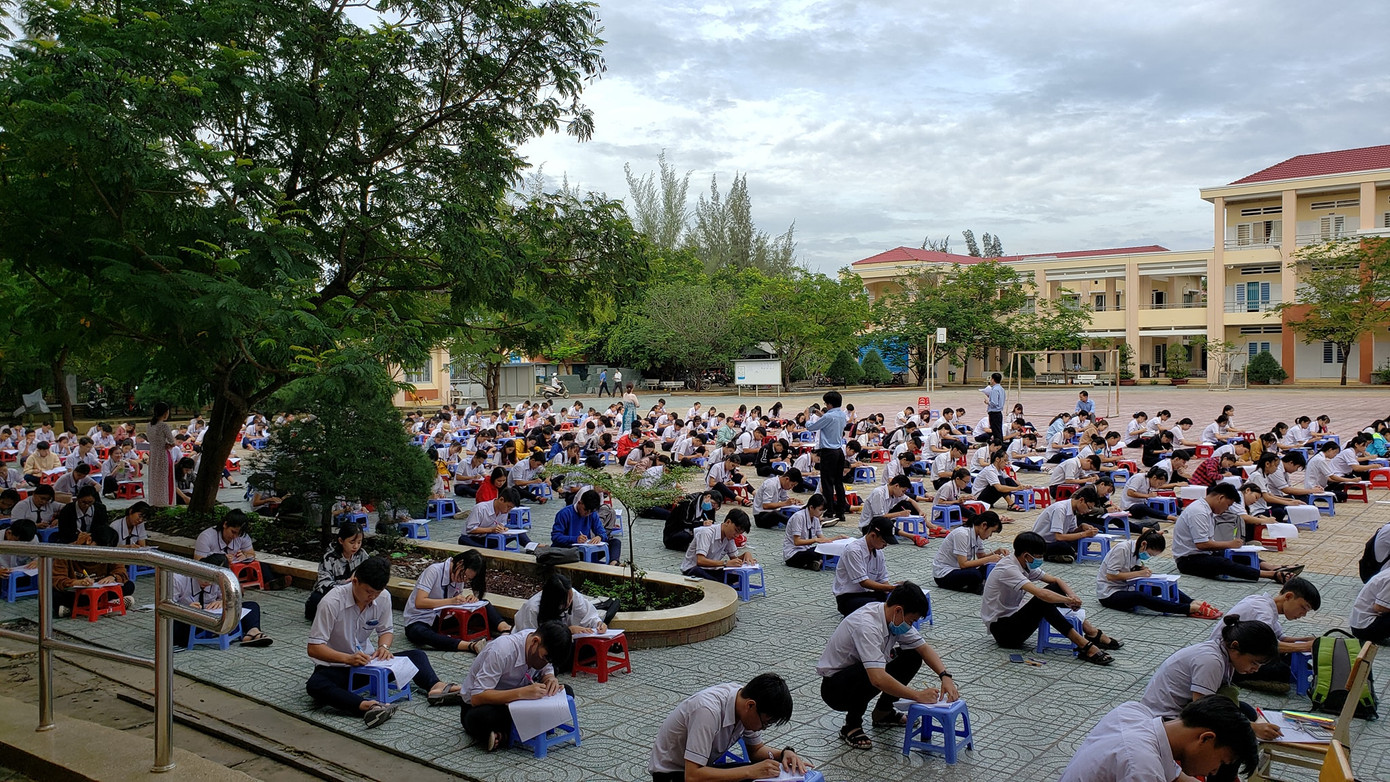 Trường THPT tại TP.HCM cho học sinh làm bài kiểm tra dưới sân trường để chống gian lận ảnh 5