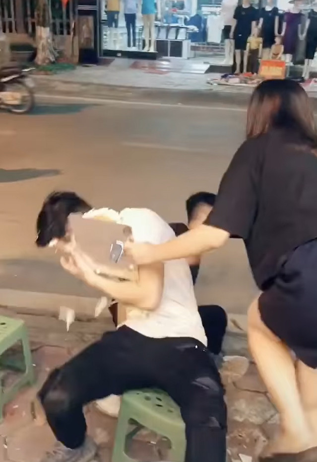 (Ảnh cắt từ clip) Trò đùa gây tranh cãi: Úp bánh sinh nhật lên mặt “khổ chủ”, tưởng vui mà lại nguy hiểm ảnh 5