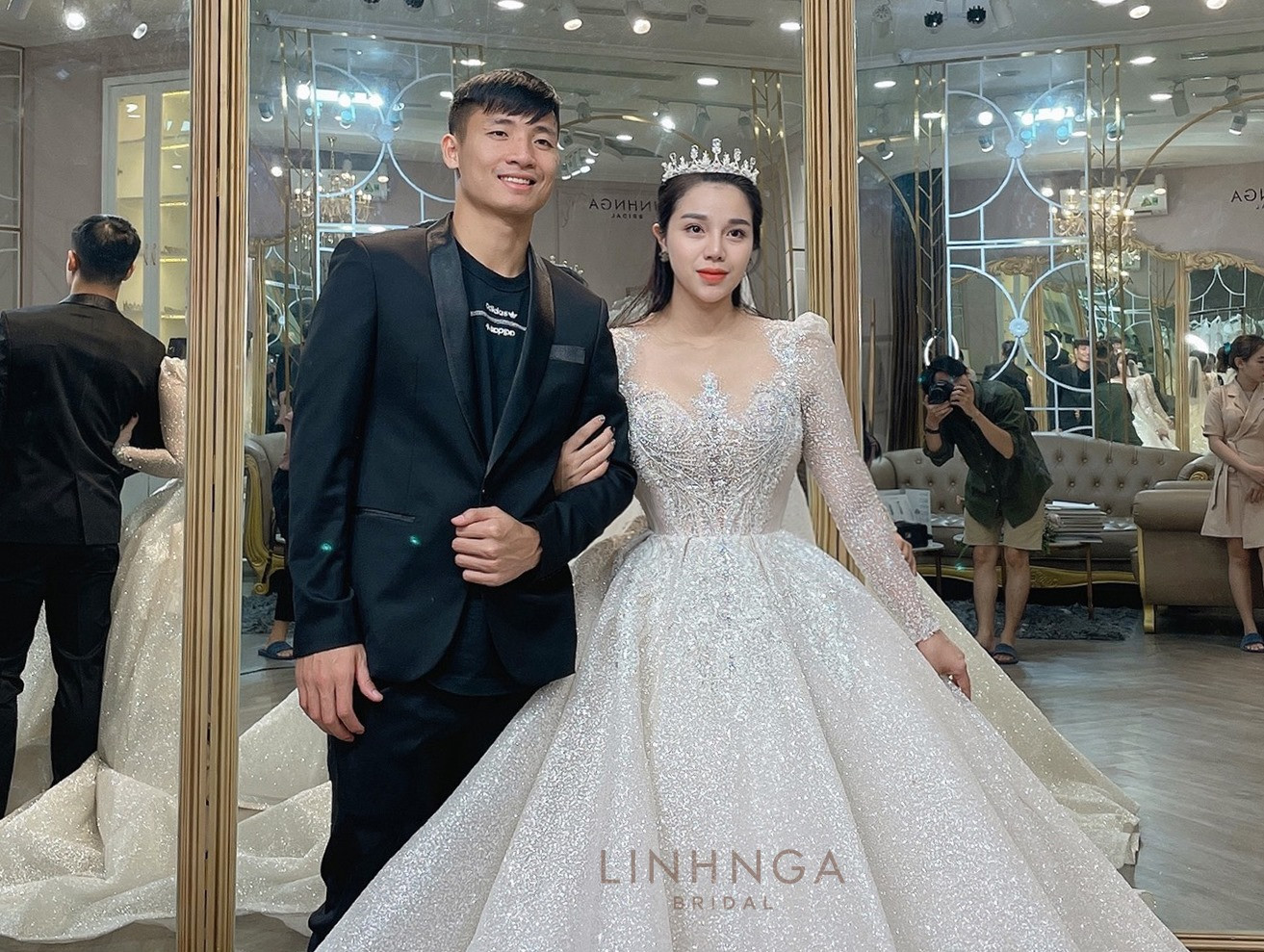 Khánh Linh diện váy cưới làm từ 30K viên đá Swarovski do chính Bùi Tiến Dũng lên ý tưởng ảnh 2