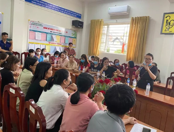 TP.HCM: Phụ huynh bật khóc, quây kín cổng trường khi chứng kiến bữa ăn bán trú của con ảnh 1