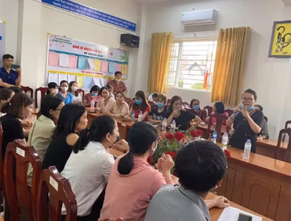 TP.HCM: Phụ huynh bật khóc, quây kín cổng trường khi chứng kiến bữa ăn bán trú của con ảnh 1