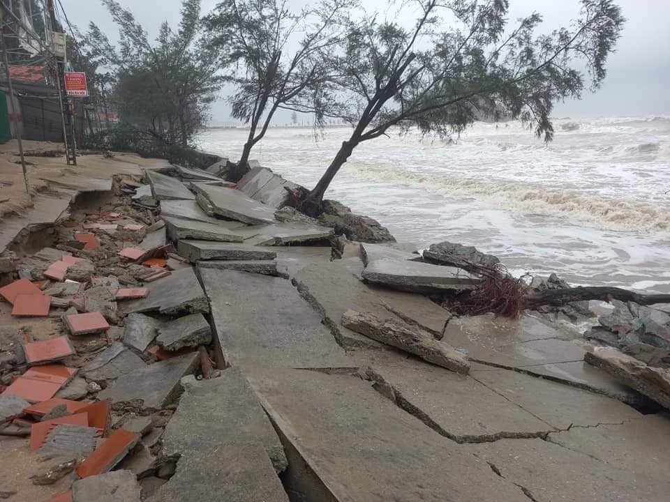 Cảnh tượng xót xa: Nhiều nơi tại Nghệ An ngập sâu trong nước lũ, khu vực biển bị sập bờ kè ảnh 15