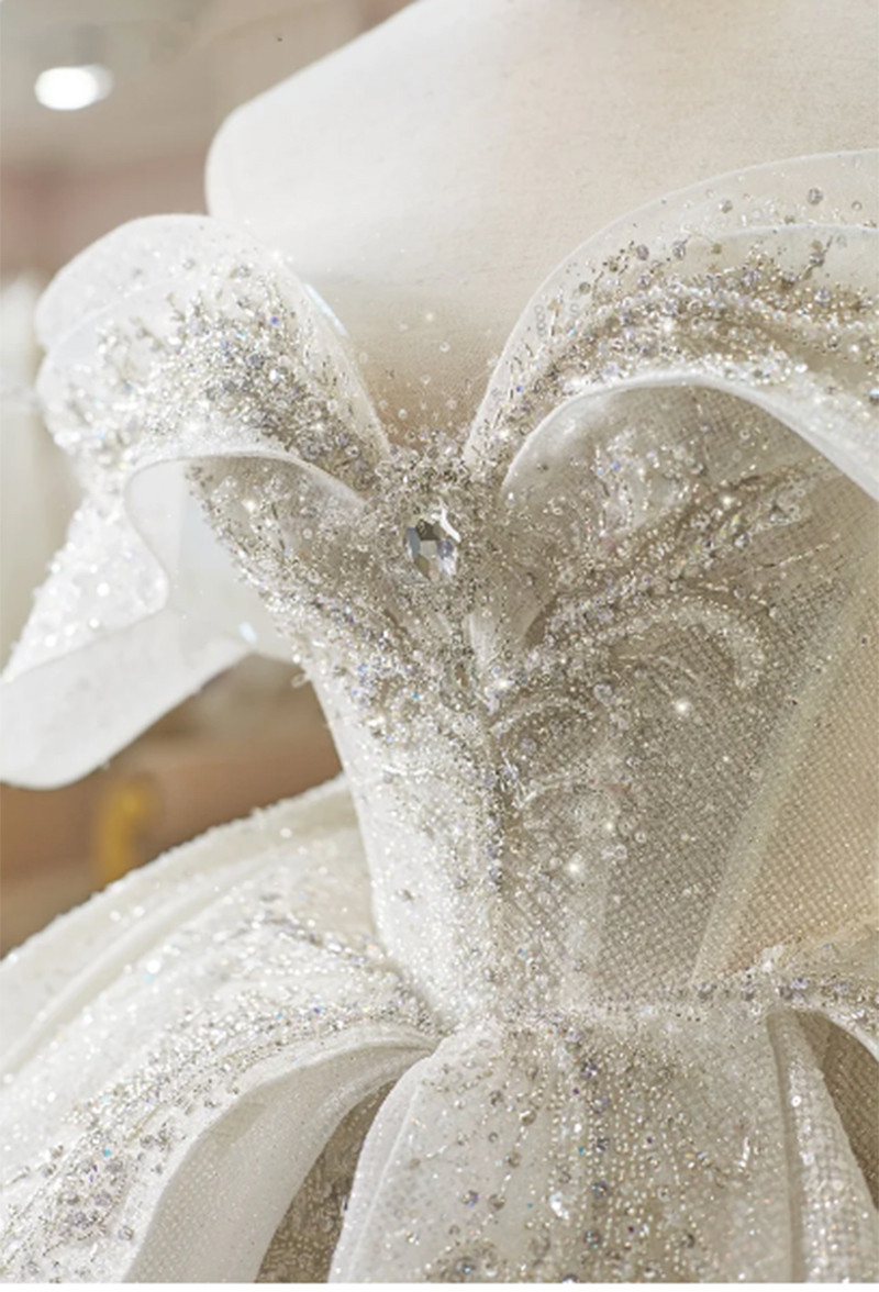 Cận cảnh váy cưới 28 tỉ đồng của Xoài Non - vợ Xemesis, streamer giàu nhất Việt Nam ảnh 4