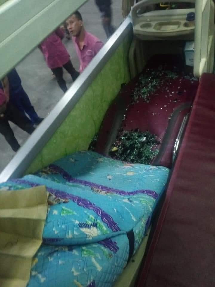 Xe chở hàng từ Sài Gòn ra Quảng Trị cứu trợ người dân vùng lũ bị ném đá vỡ kính ở Phú Yên ảnh 3