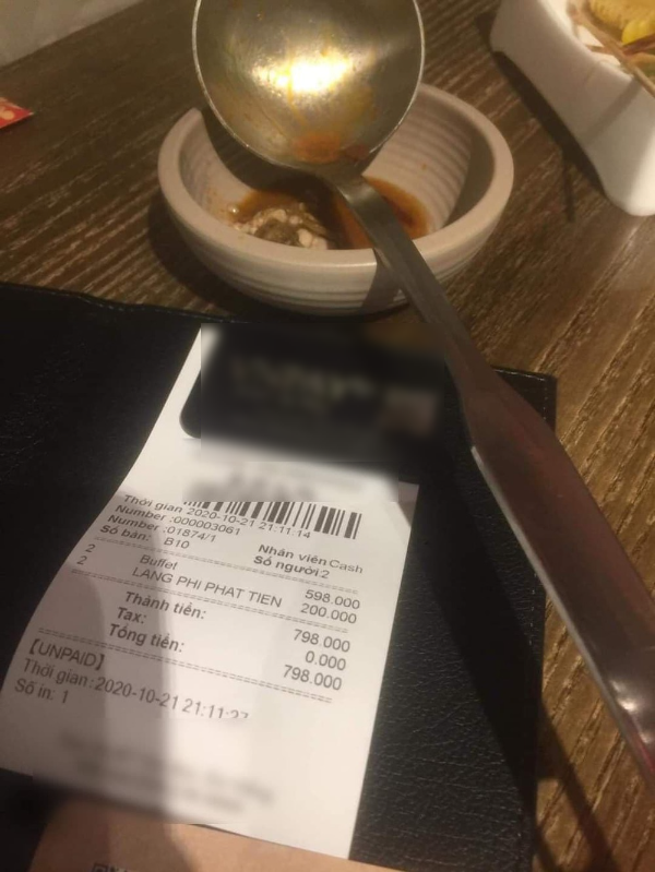 Câu chuyện khiến cư dân mạng vô cùng bức xúc. (Ảnh: Facebook M.H) Quản lý nhà hàng buffet phạt khách 200K vì để thừa rau “tố” khách hàng diễn vai nạn nhân ảnh 1