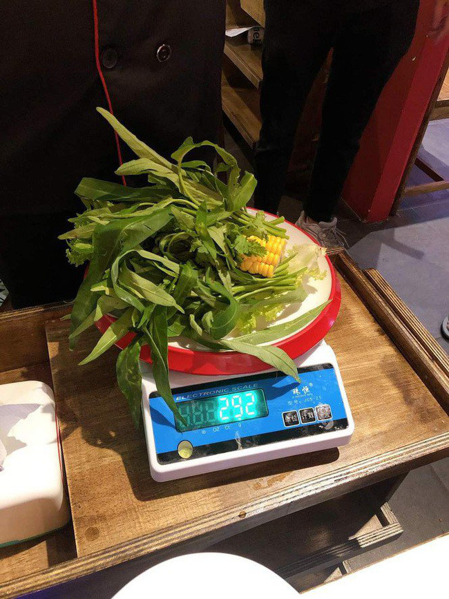 Theo lời kể của cô gái, nhà hàng buffet này phạt khách vì để thừa 2,9 lạng rau. (Ảnh: Facebook M.H) Quản lý nhà hàng buffet phạt khách 200K vì để thừa rau “tố” khách hàng diễn vai nạn nhân ảnh 2