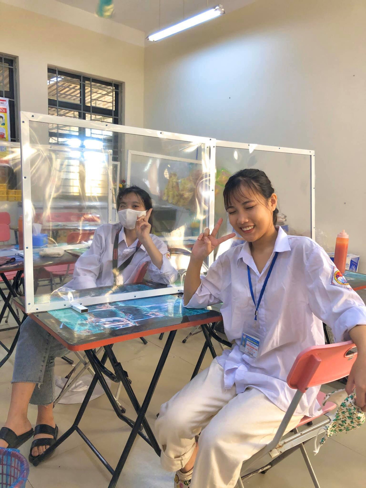 Ngày đầu trở lại trường: Teen háo hức “check-in”, tuân thủ nghiêm các biện pháp an toàn ảnh 4