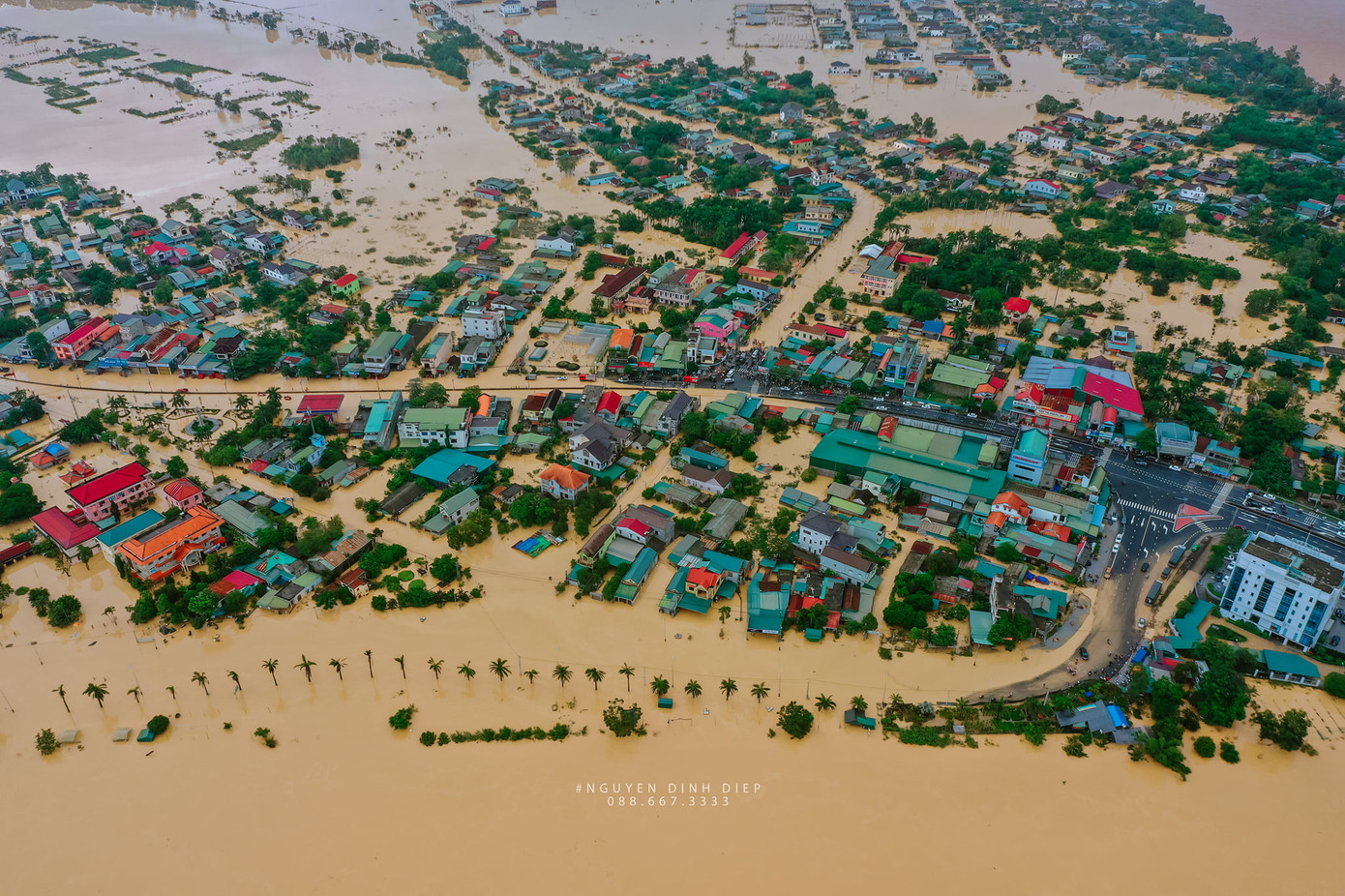 Sáng chế áo phao cứu sinh bằng vỏ chai nhựa của học sinh lớp 5 trở nên “hot” trong mùa lũ ảnh 5