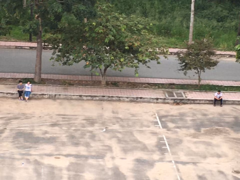 Nữ sinh ngồi trong sân trường gây sốt MXH: Tâm “bất dính” giữa dòng đời “vạn thính“ ảnh 2