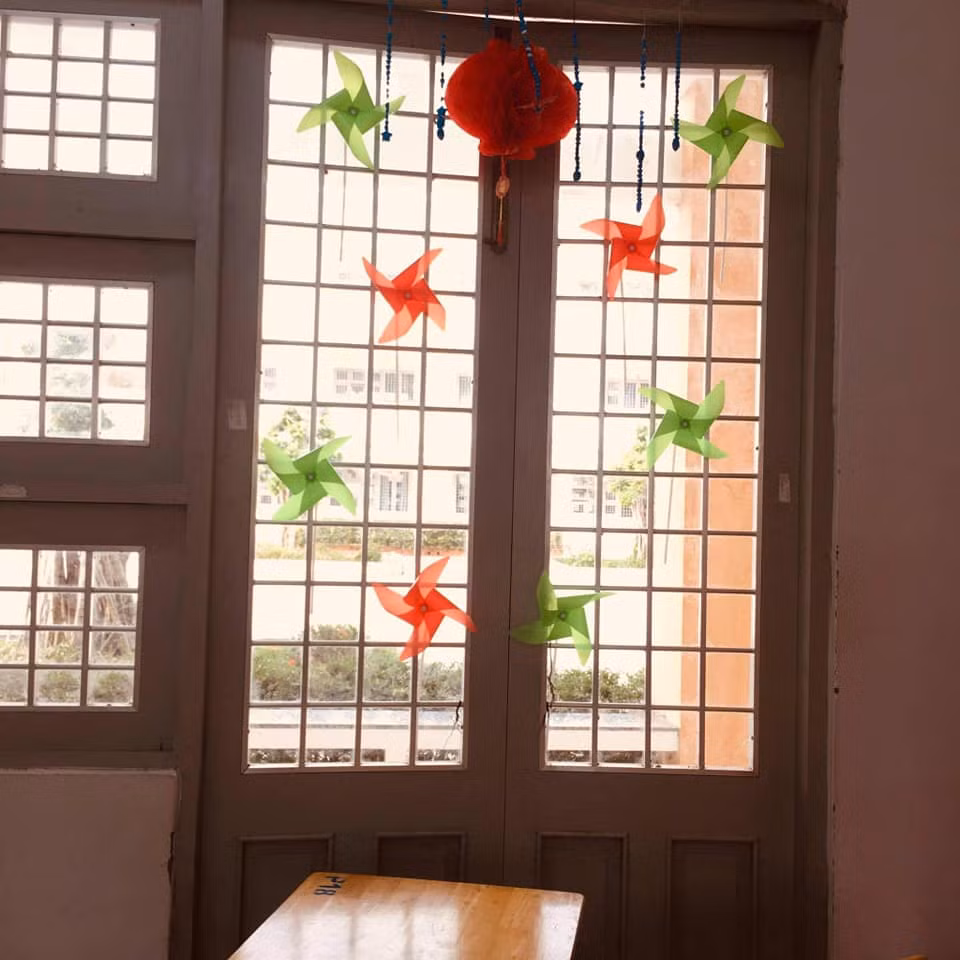 Các bạn học sinh trang trí lớp học đón Tết: Thỏa sức sáng tạo và khoe độ khéo tay! ảnh 8