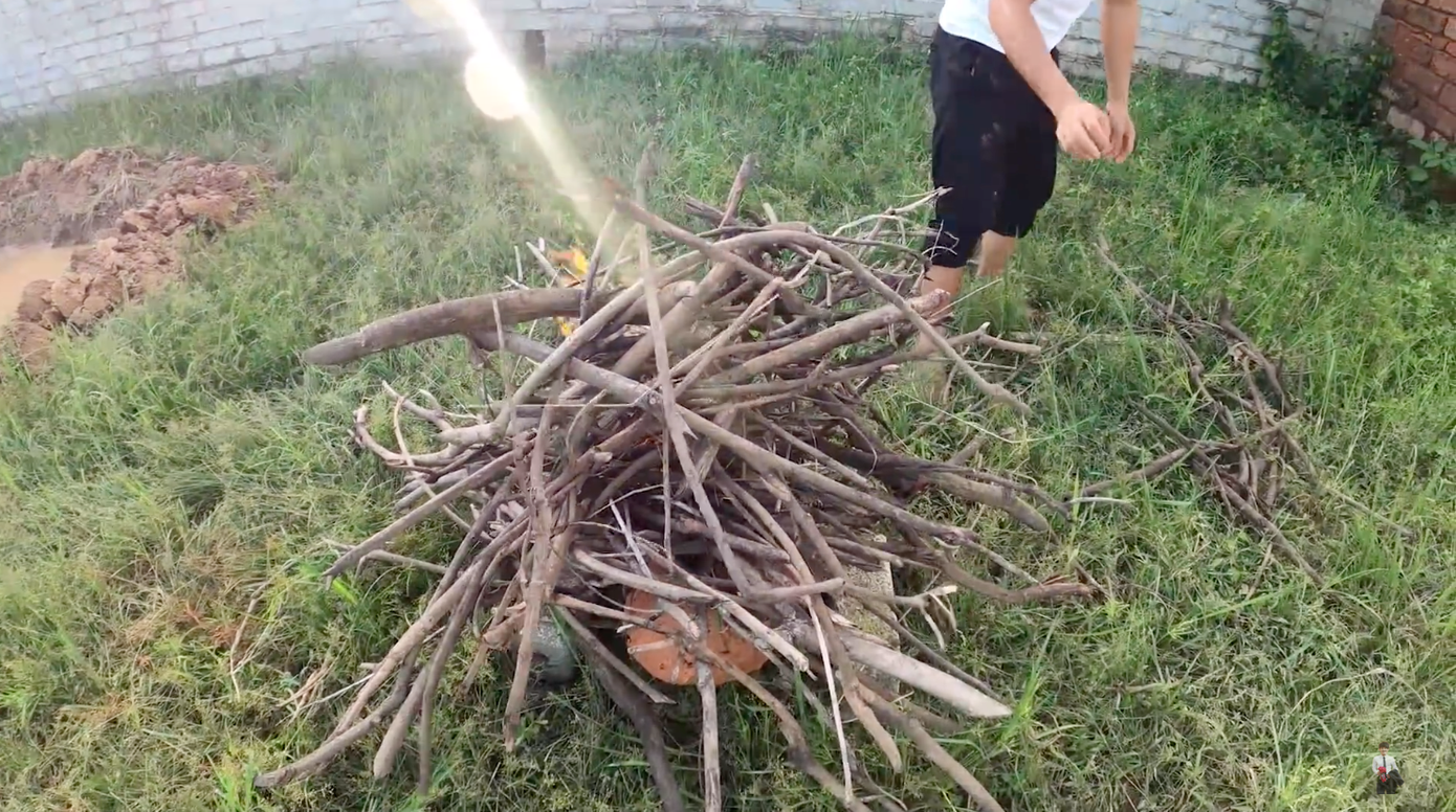 Sau khi bị phạt vì nấu cháo gà nguyên lông, Hưng Vlog lại gây tranh cãi với món gà mới ảnh 5