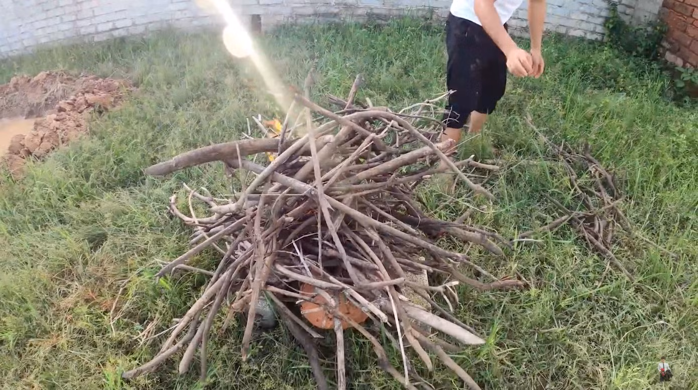 Sau khi bị phạt vì nấu cháo gà nguyên lông, Hưng Vlog lại gây tranh cãi với món gà mới ảnh 5