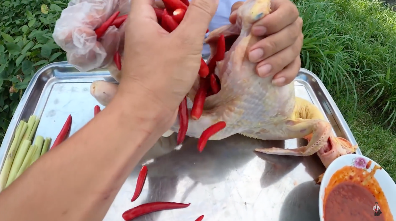 Sau khi bị phạt vì nấu cháo gà nguyên lông, Hưng Vlog lại gây tranh cãi với món gà mới ảnh 1