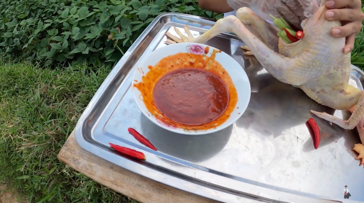 Sau khi bị phạt vì nấu cháo gà nguyên lông, Hưng Vlog lại gây tranh cãi với món gà mới ảnh 2