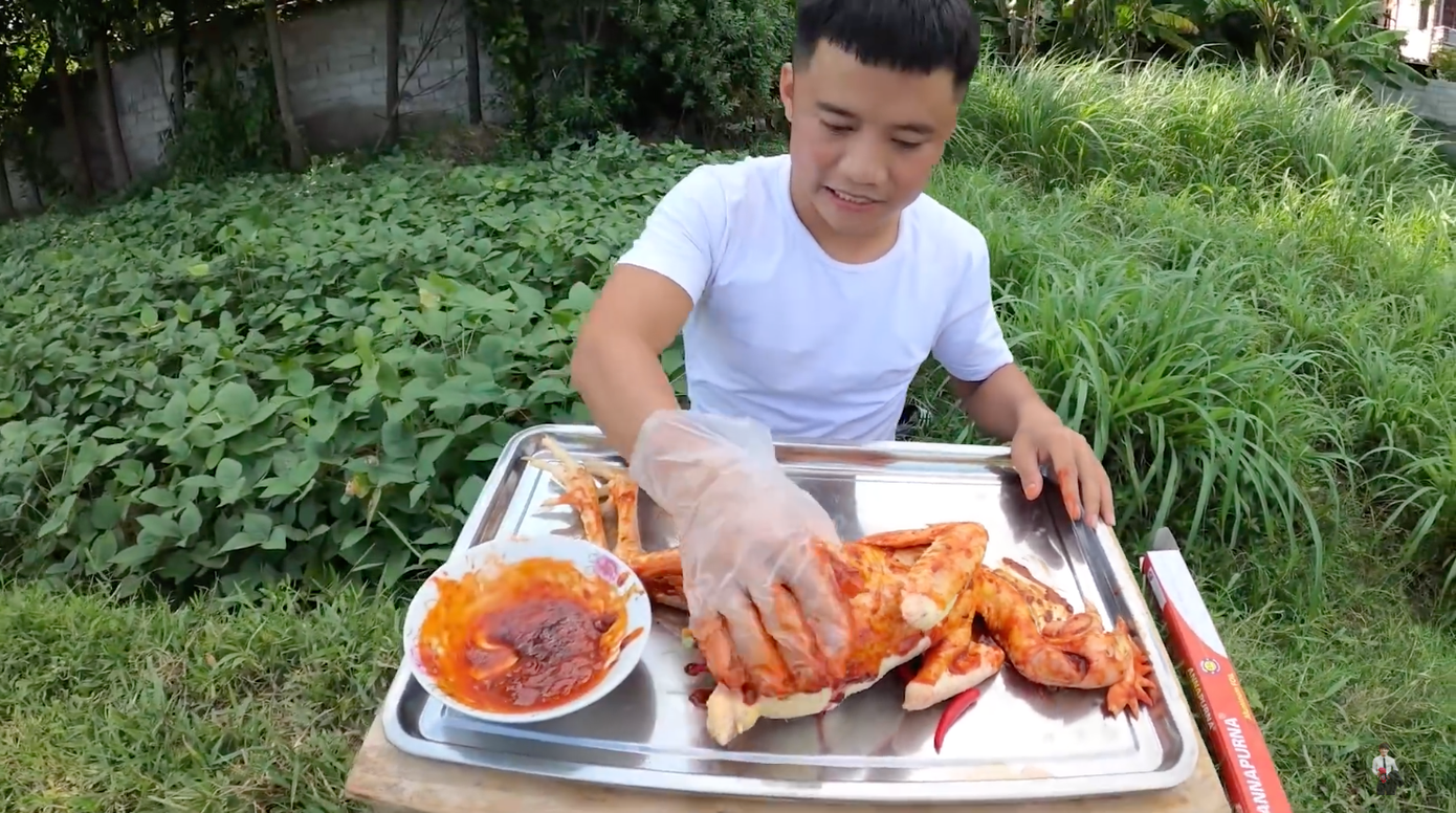 Sau khi bị phạt vì nấu cháo gà nguyên lông, Hưng Vlog lại gây tranh cãi với món gà mới ảnh 3