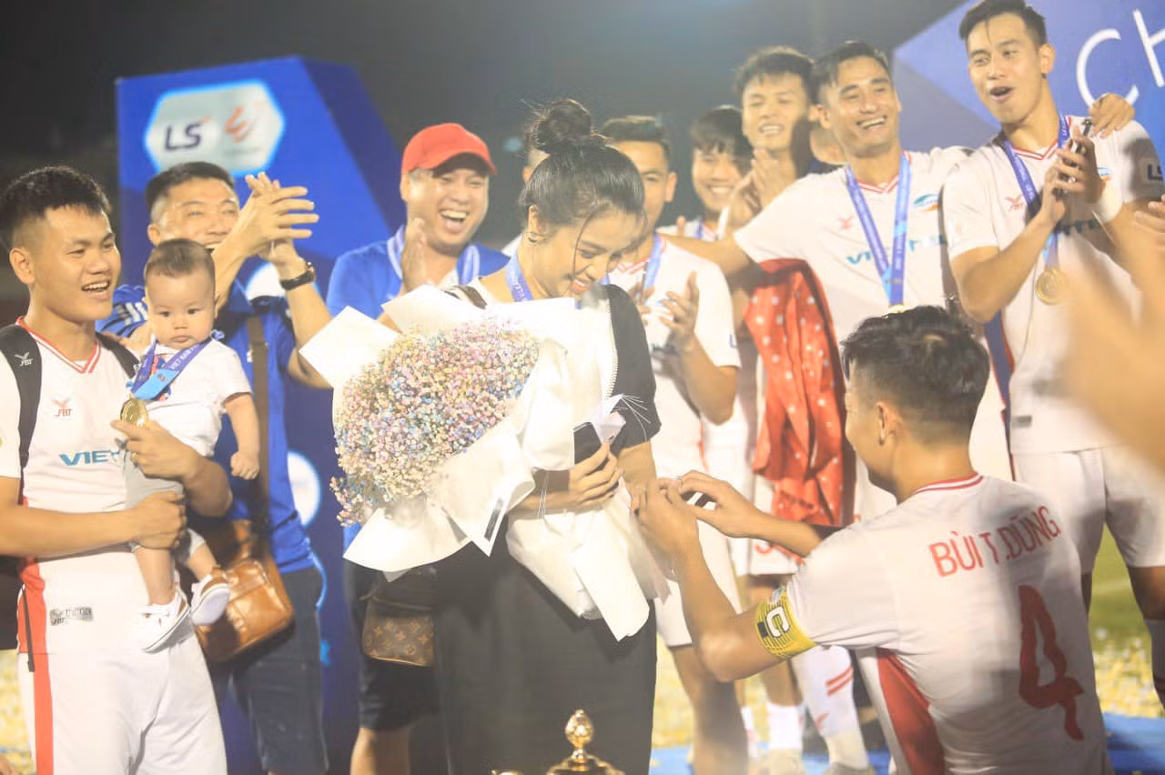 Sau Công Phượng, trung vệ Bùi Tiến Dũng chính thức ấn định ngày cưới, tổ chức ở 3 địa điểm ảnh 3