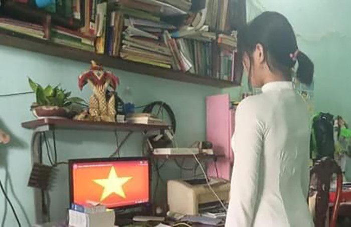 Học online ở nhà, teen Bình Phước vẫn đồng phục chỉnh tề, chào cờ trực tuyến ảnh 3