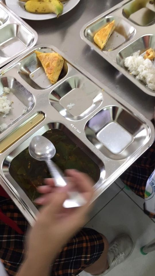 TP.HCM: Phụ huynh bật khóc, quây kín cổng trường khi chứng kiến bữa ăn bán trú của con ảnh 2